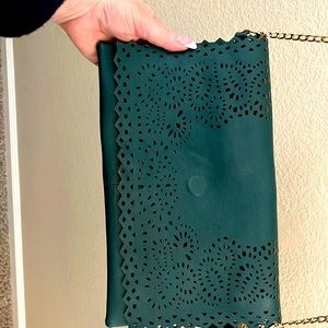 Teal green clutch/crossbody. Magnet closure. Wristlet and chain strap removable